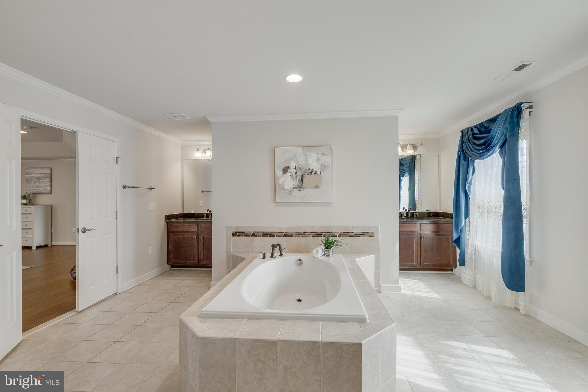 KINGS MANOR - Residential