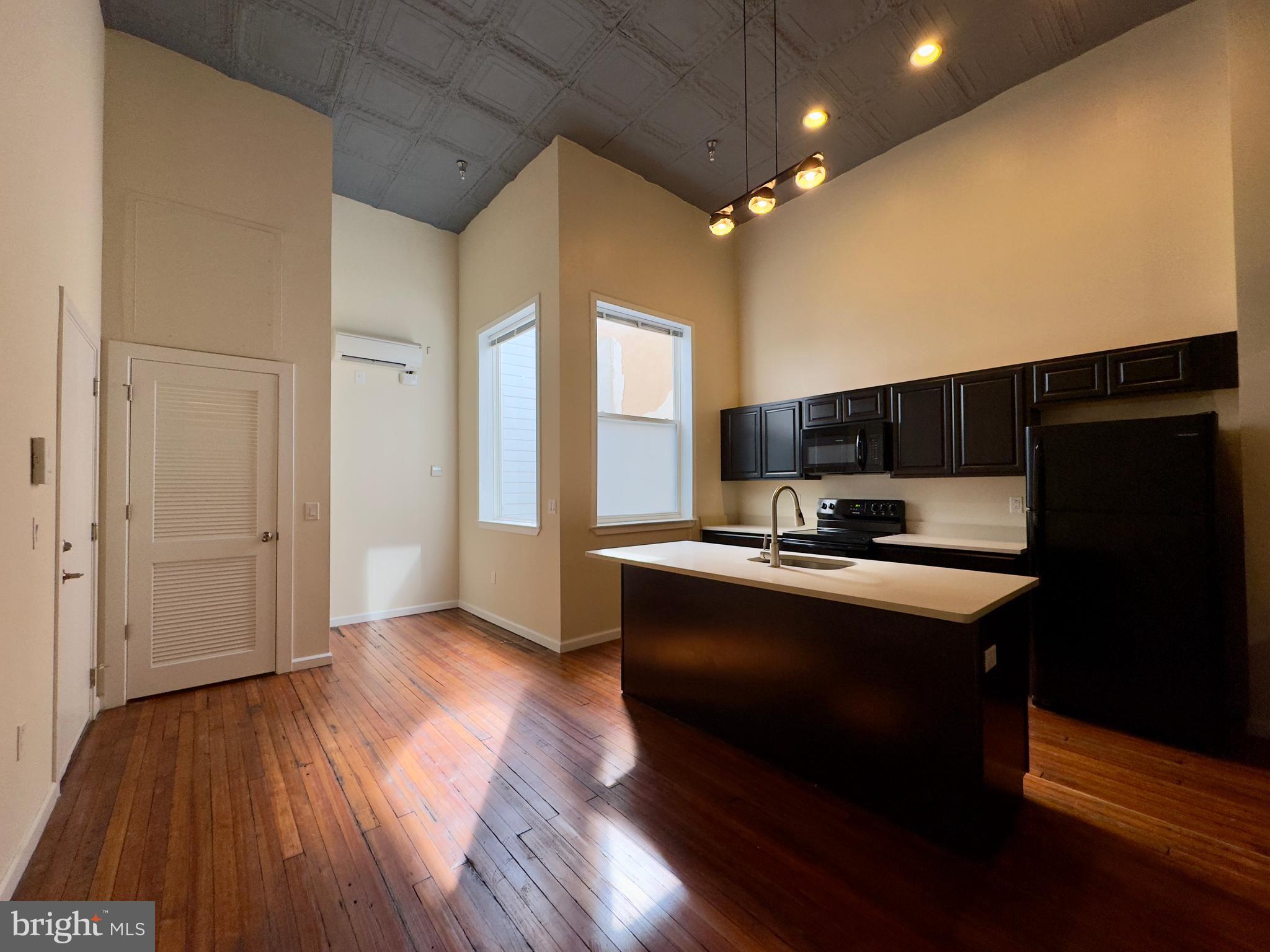 DOWNTOWN - Residential Lease