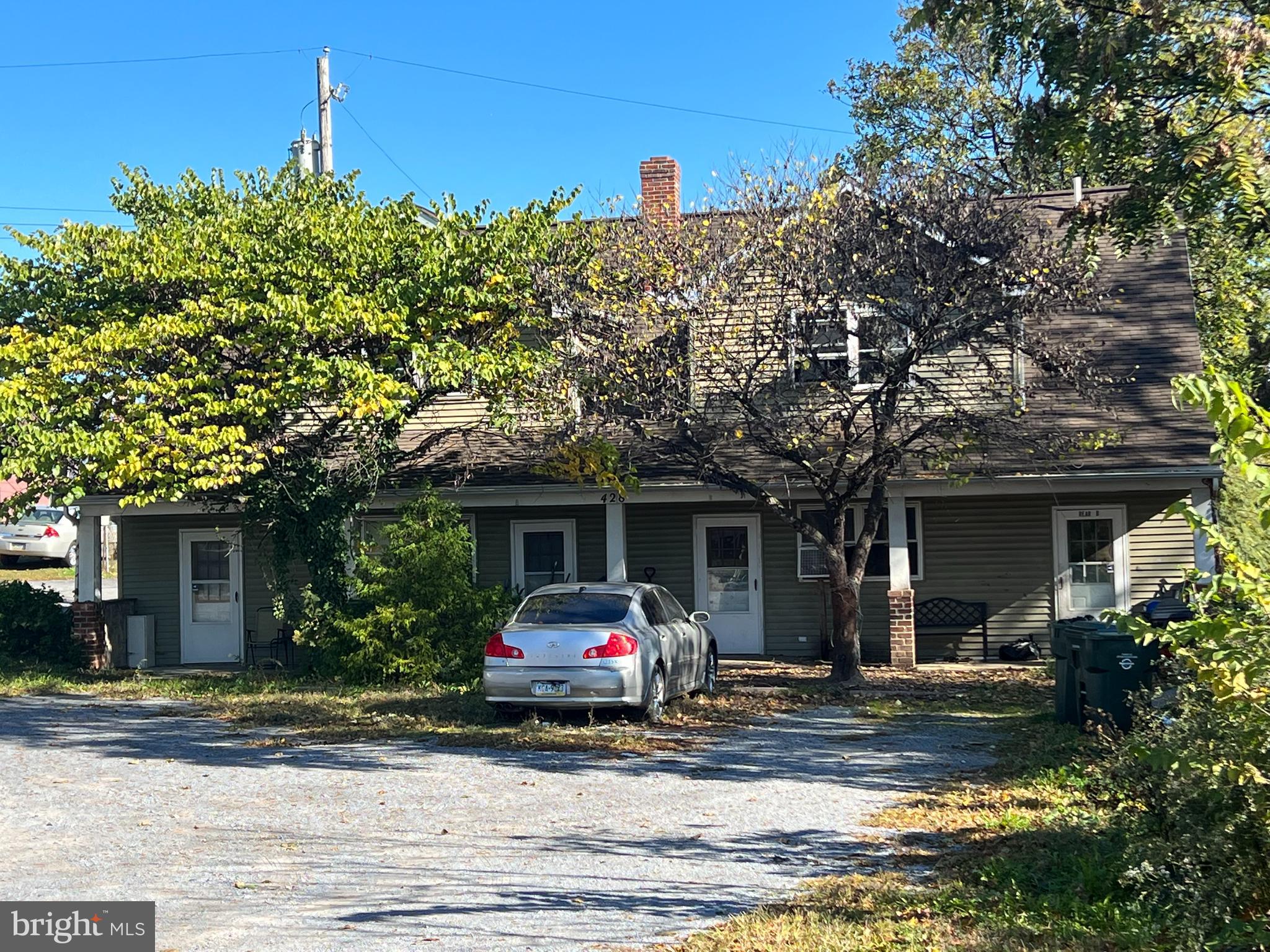 Main image without alt text