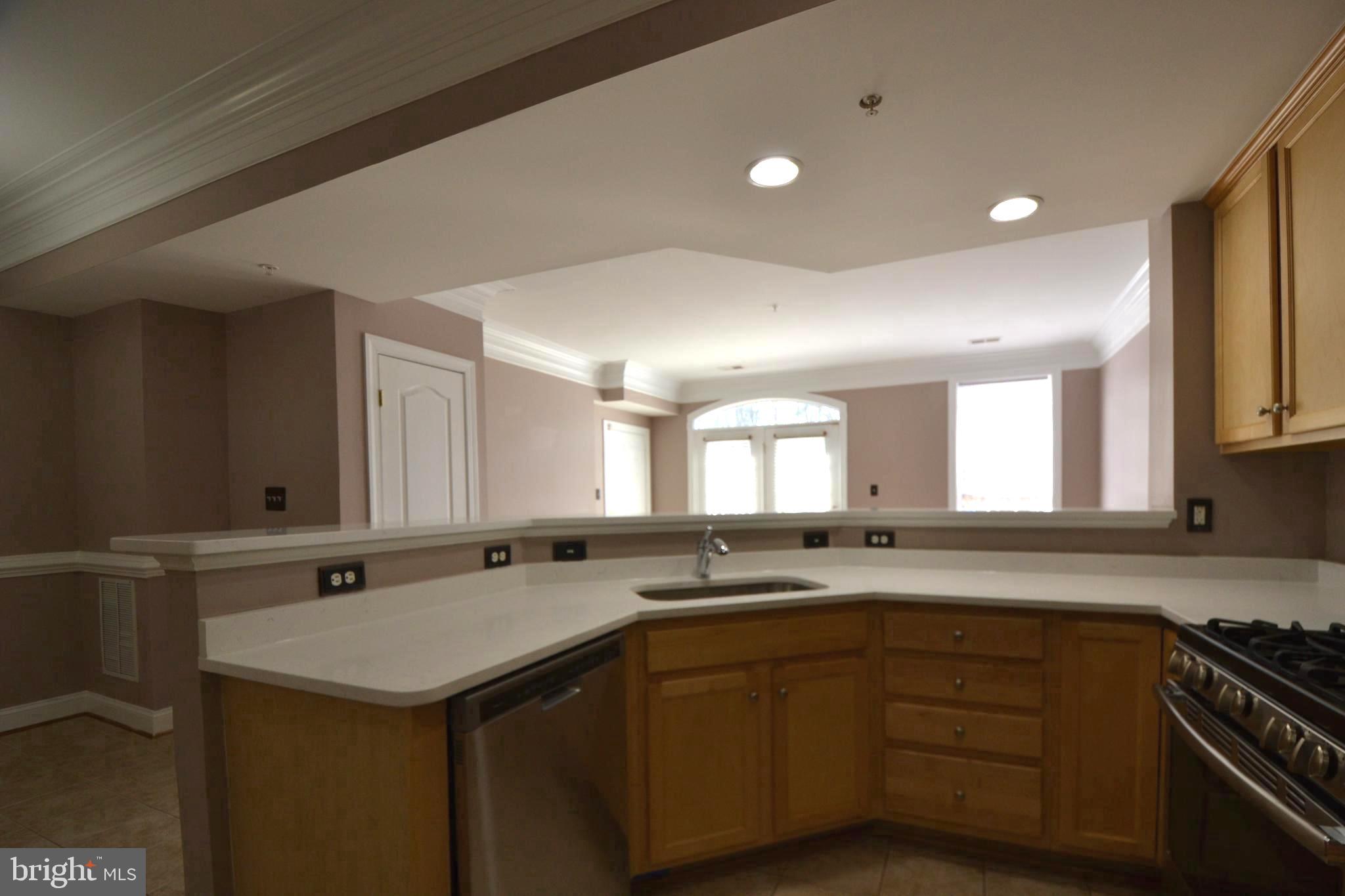 HAMPTON SQUARE CONDOMINIUMS - Residential