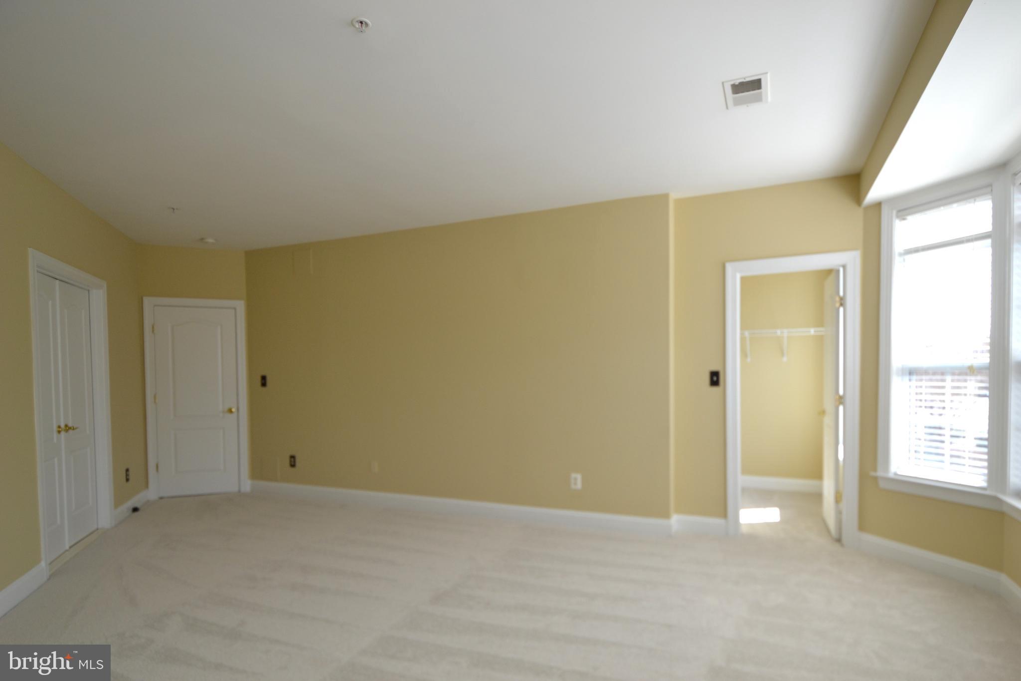 HAMPTON SQUARE CONDOMINIUMS - Residential