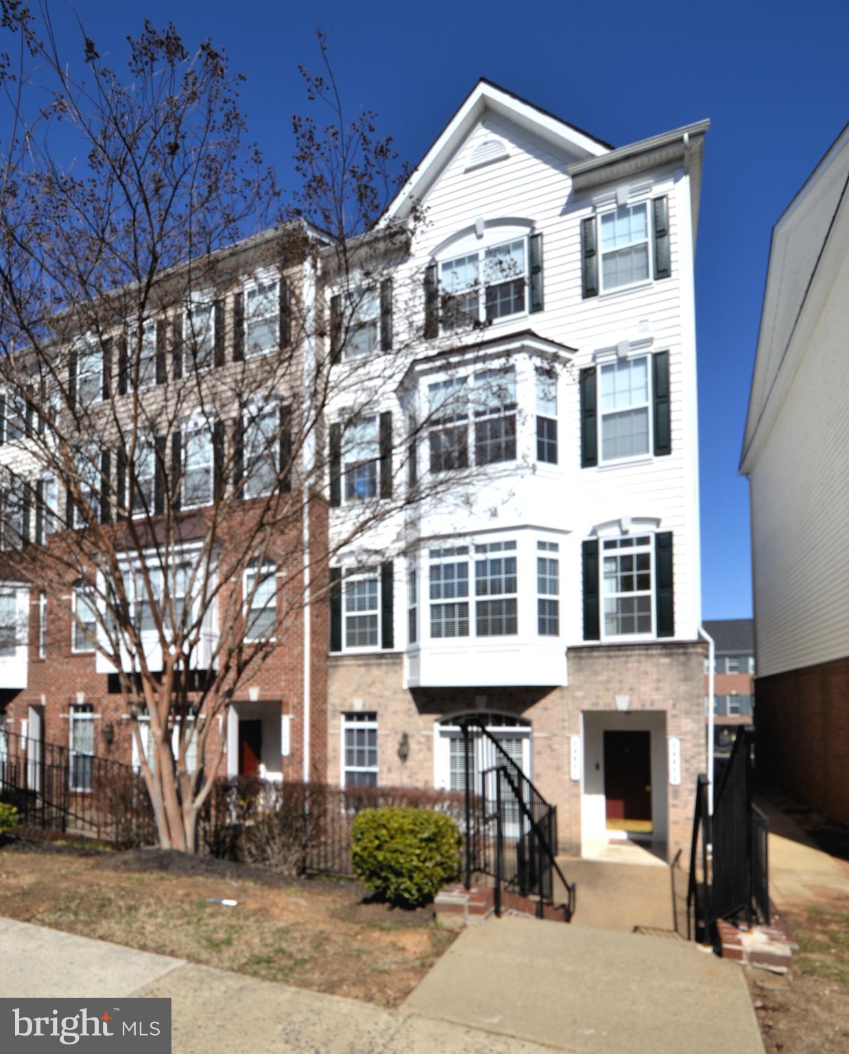 HAMPTON SQUARE CONDOMINIUMS - Residential