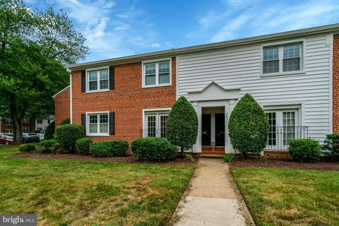 Photo of 2637 S Walter Reed Drive #A, ARLINGTON, VA 22206 (MLS # VAAR2076376)