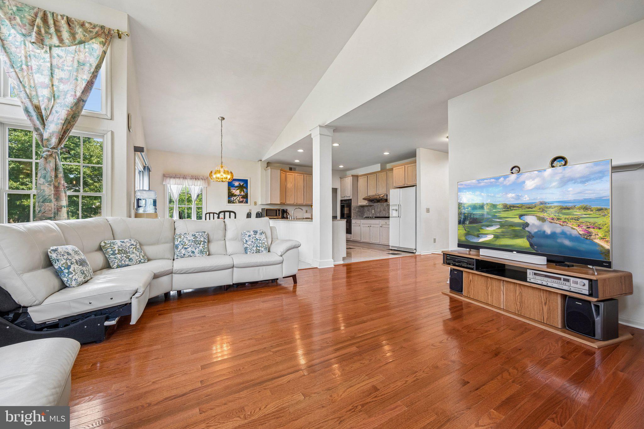 2 CHAMBERLIN COURT