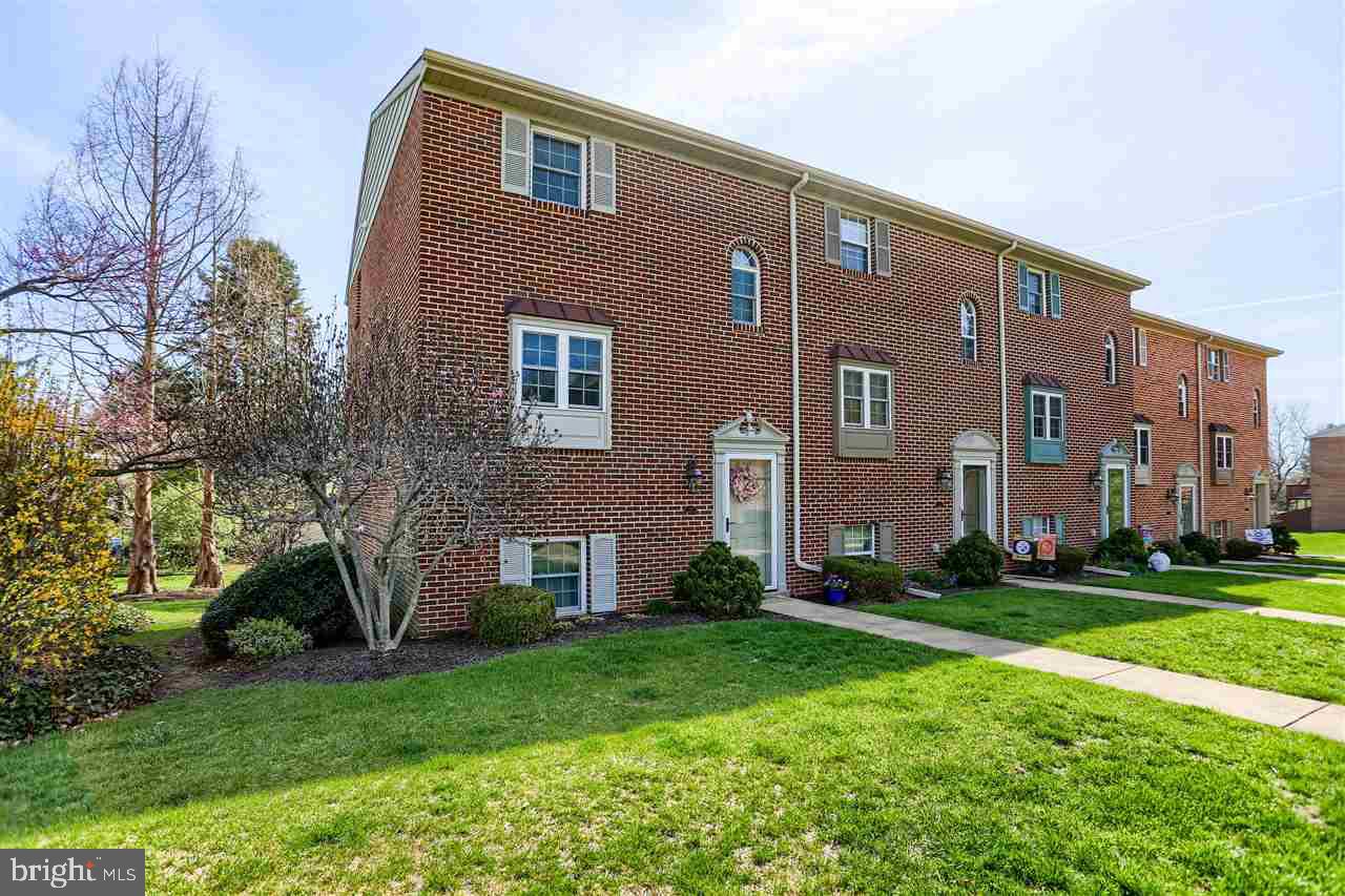 WESTLYN CONDOS - Residential