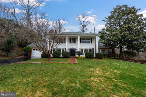 Photo of 7204 Regent Dr, ALEXANDRIA, VA 22307 (MLS # VAFX2296972)