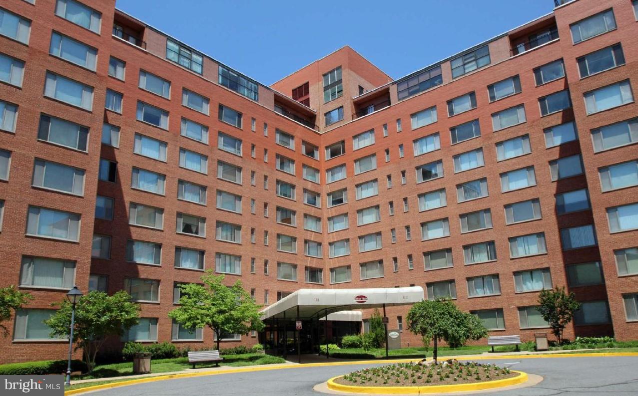Updated Studio apartment at River Place, steps to Metro and D.C., low maintenance, all utilities included. Full-service building with gym, pool, and 24/7 security. Walk to Rosslyn Metro, restaurants, shops, and Georgetown—a commuter’s dream
Tenant occupied, great for investors, current lease $1600 /monthly
Financing available through approved co-op lenders only