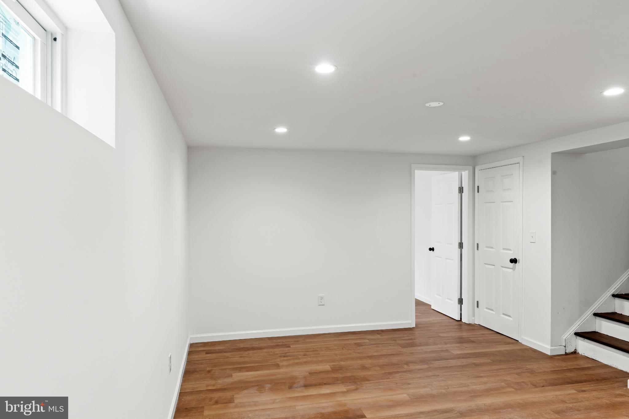 BARNABY MANOR OAKS - Residential Lease