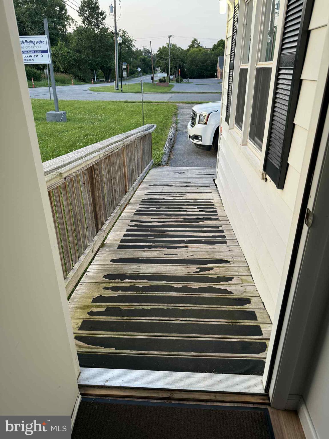 Main image without alt text