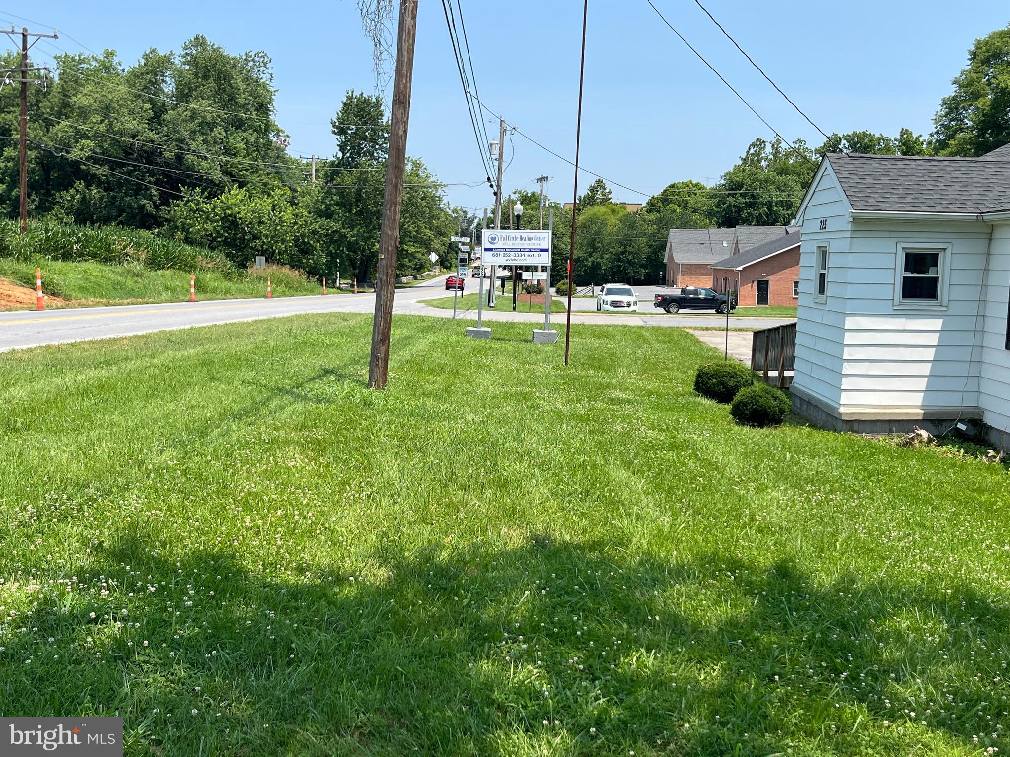 Main image without alt text