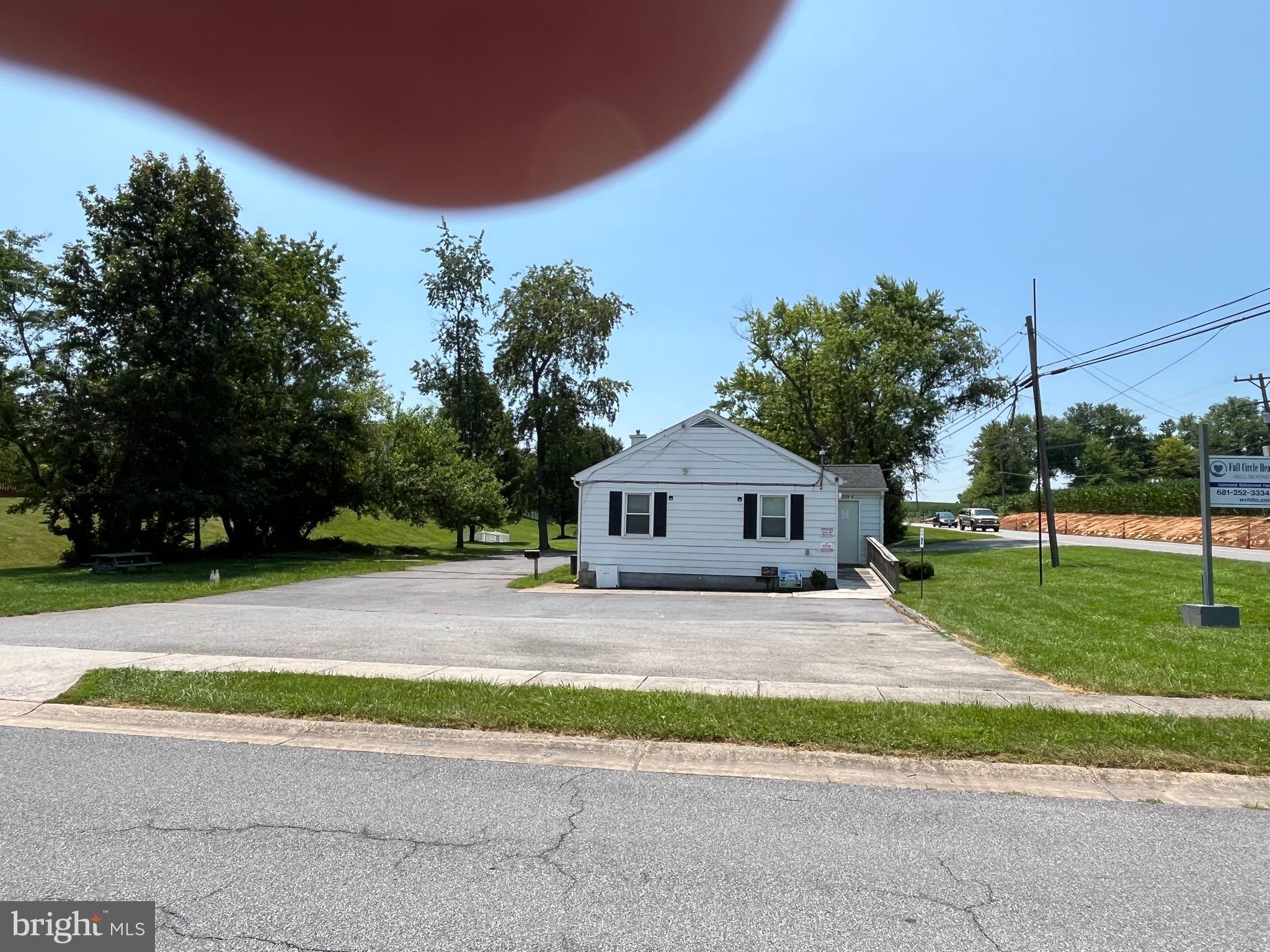 Main image without alt text