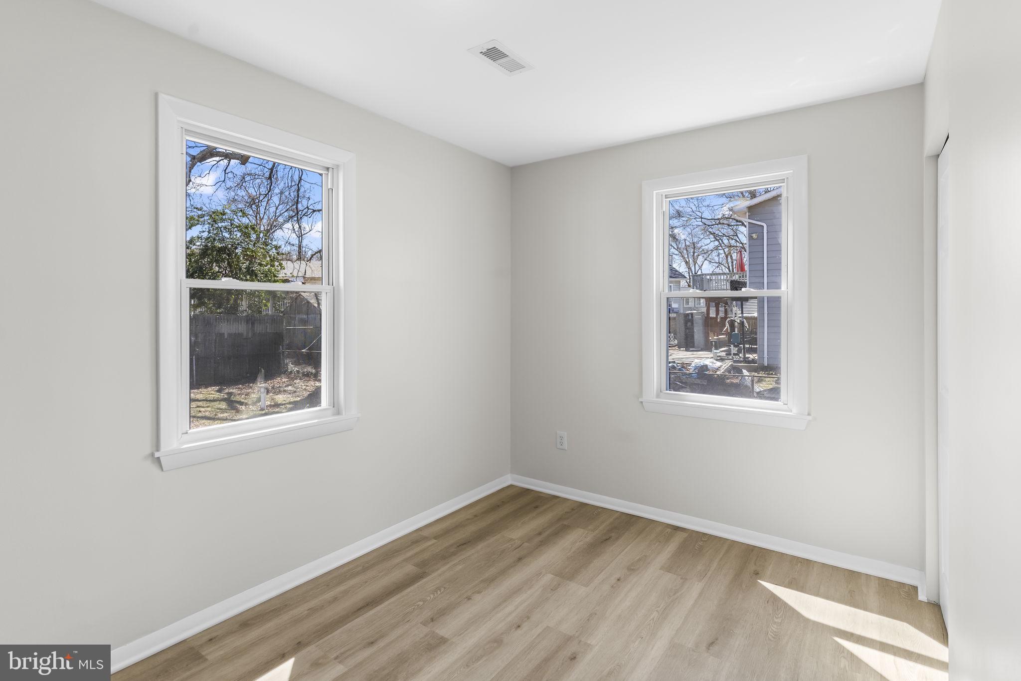 WOODLAND BEACH - Residential