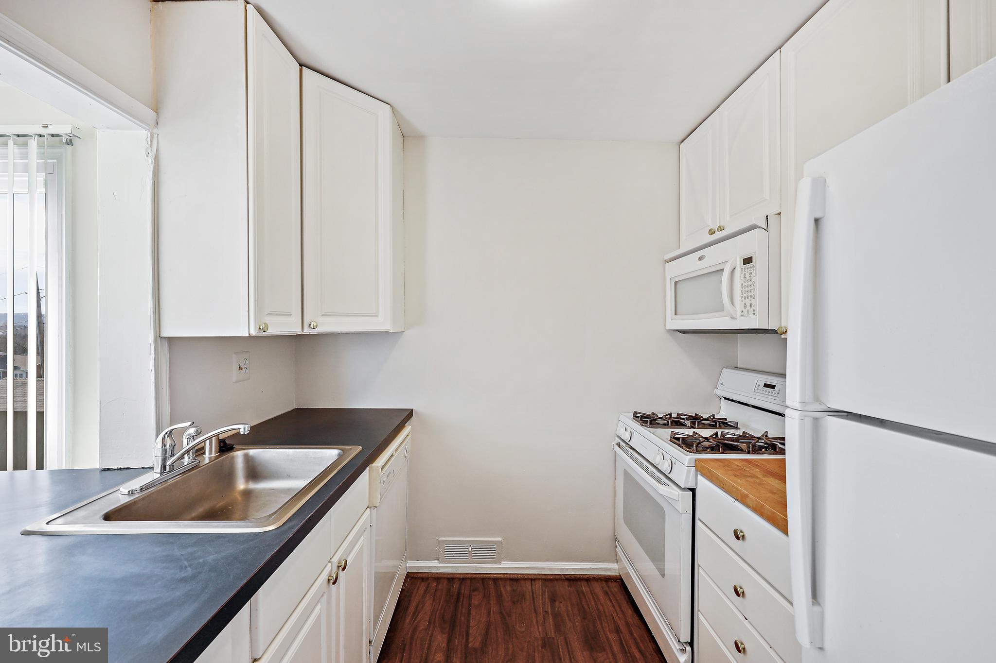 GREENTOP MANOR - Residential