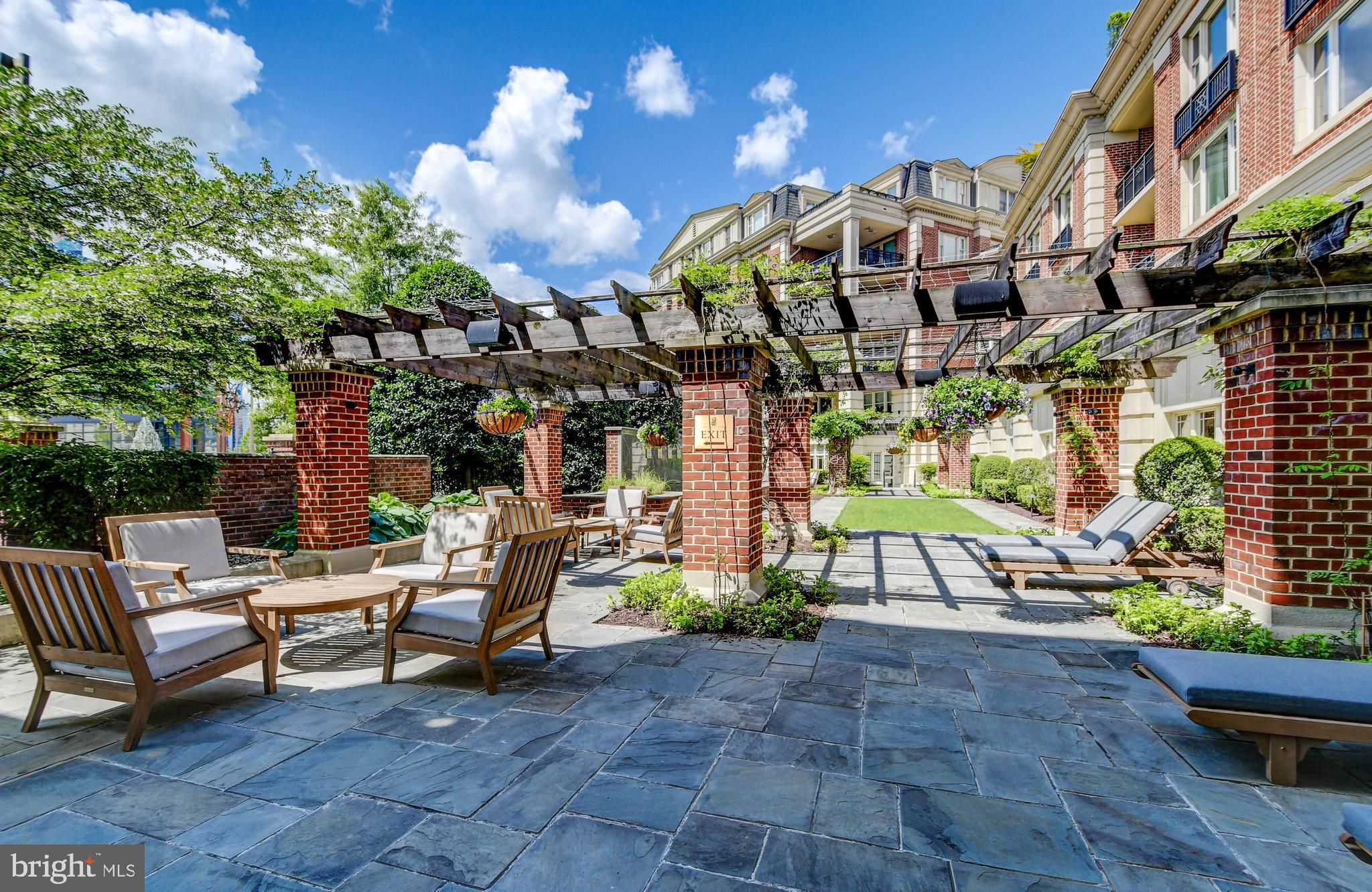 THE RITZ-CARLTON RESIDENCES - Residential