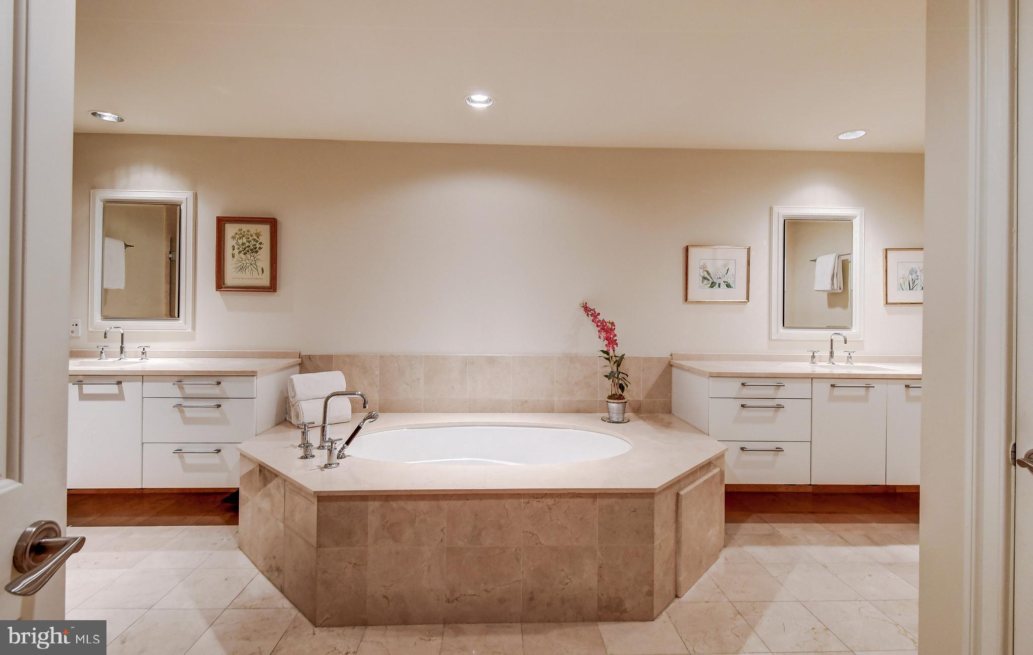 THE RITZ-CARLTON RESIDENCES - Residential