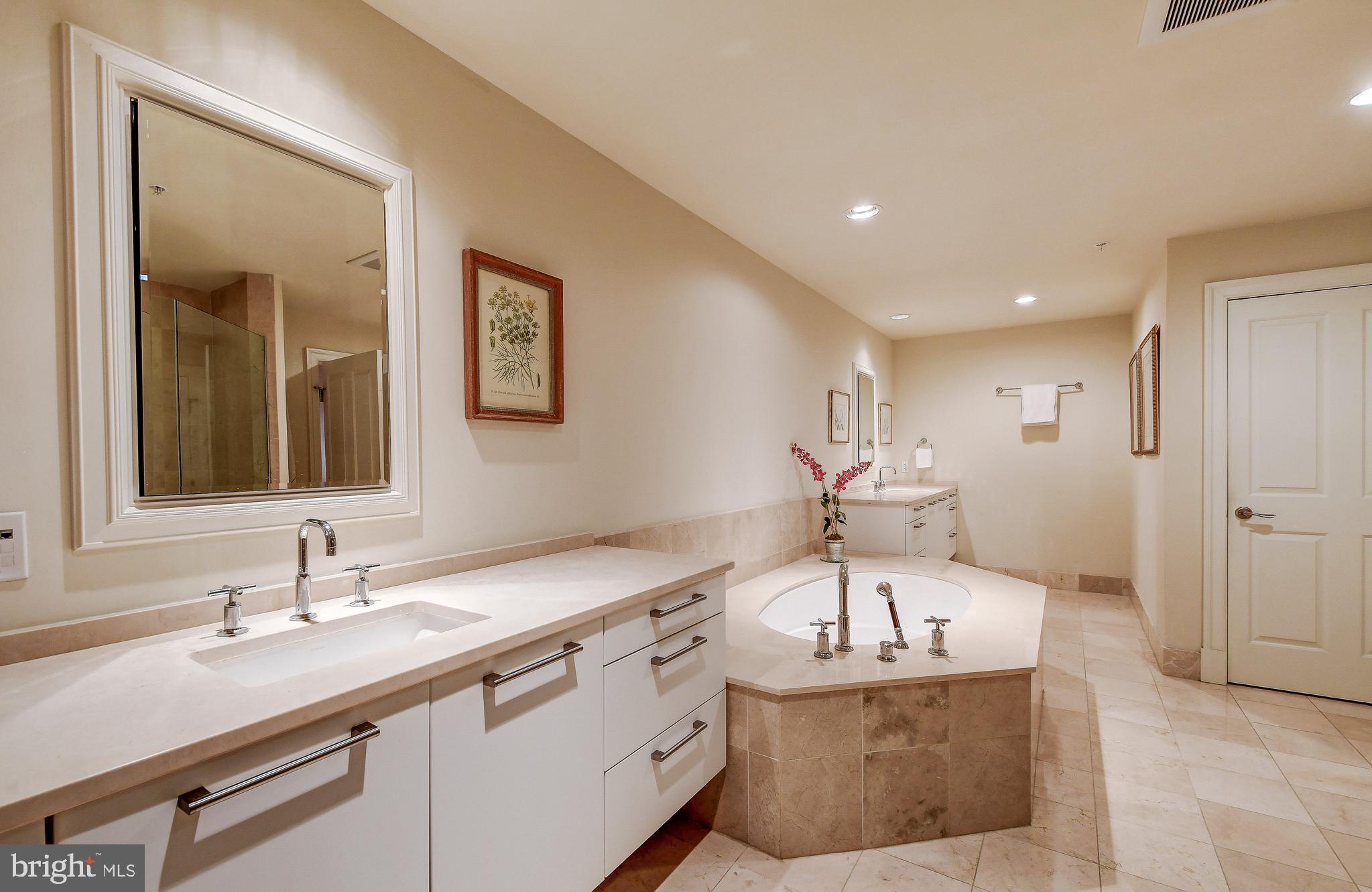 THE RITZ-CARLTON RESIDENCES - Residential