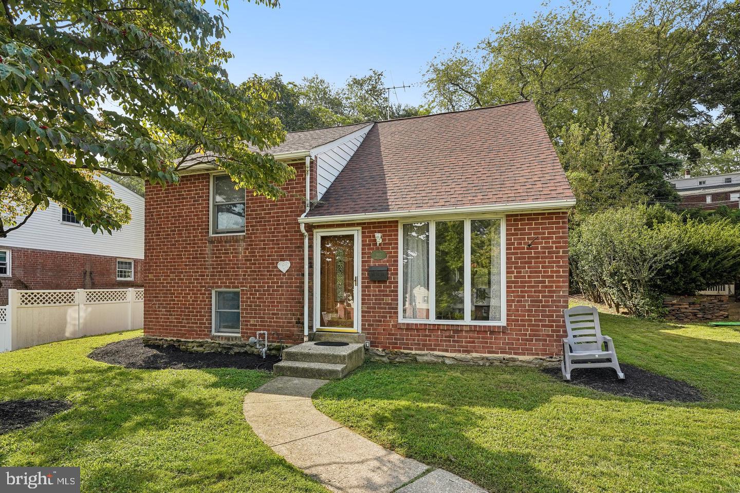 915 LOMOND LANE