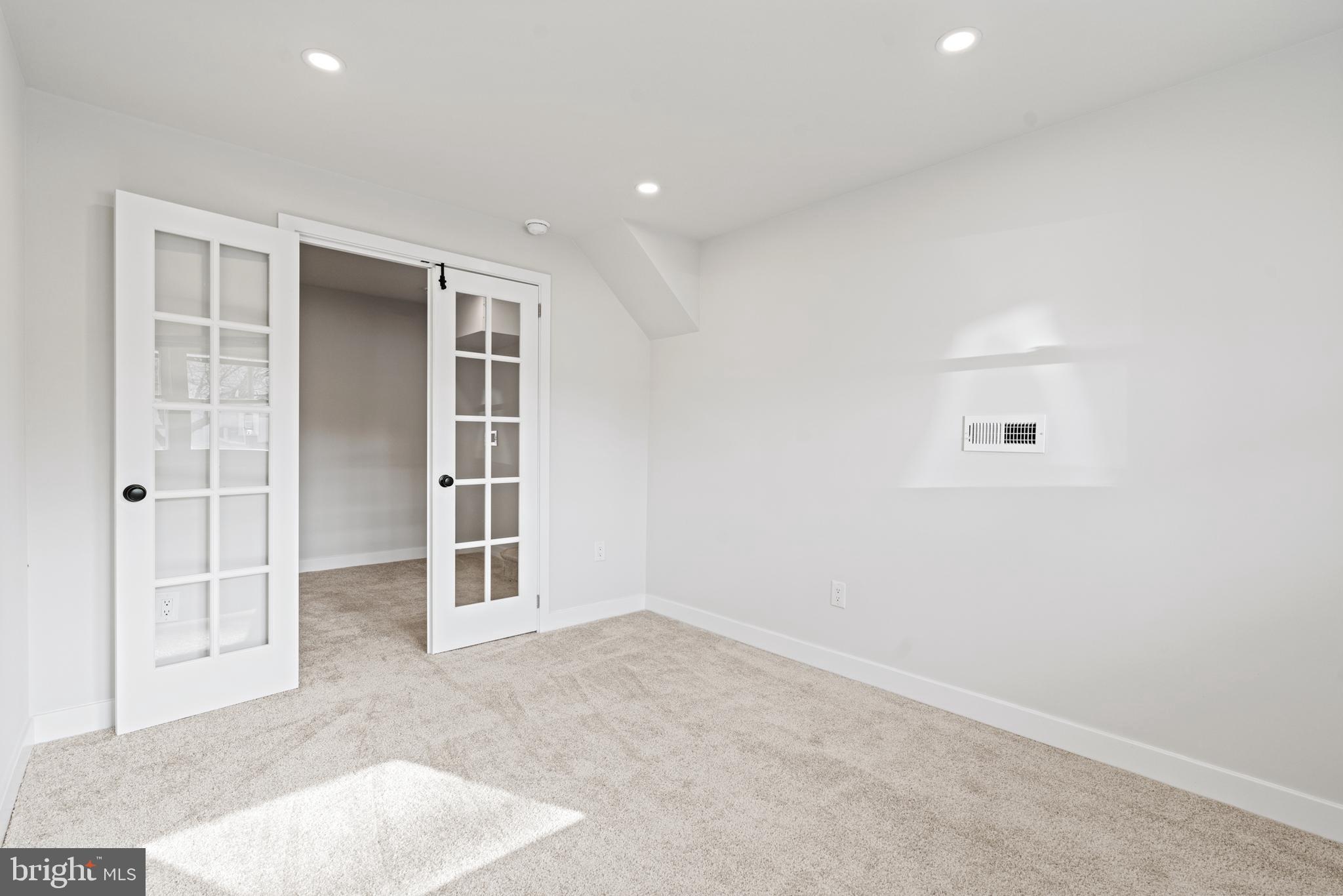 WILLOW MANOR - Residential