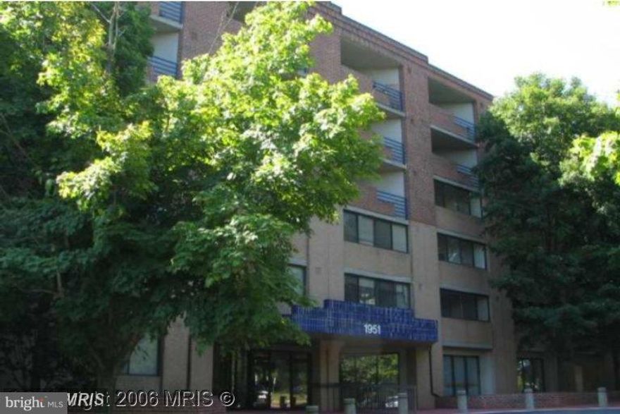 THOREAU PLACE ***RESTON'S 55+ ACTIVE COMMUNITY***  GREAT EFFICIENTY UNIT ON TOP FLOOR W/SWEEPING VIEWS.  THIS UNIT FEATURES FULL SIZE WASHER AND DRYER, BRAND NEW CARPET, RENOVATED KITCHEN, NEW FLOORING AND LIGHTING.  UNIT WAS PAINTED LAST YEAR.  PARKING SPACE IN GARAGE INCLUDED W/UNIT AND LOCATED NEXT TO THE DOOR FOR CONVENIENCE ALSO EXTRA STORAGE UNIT IN LL. SENTRILOCK IS 1ST BOX ON FRONT RAIL.