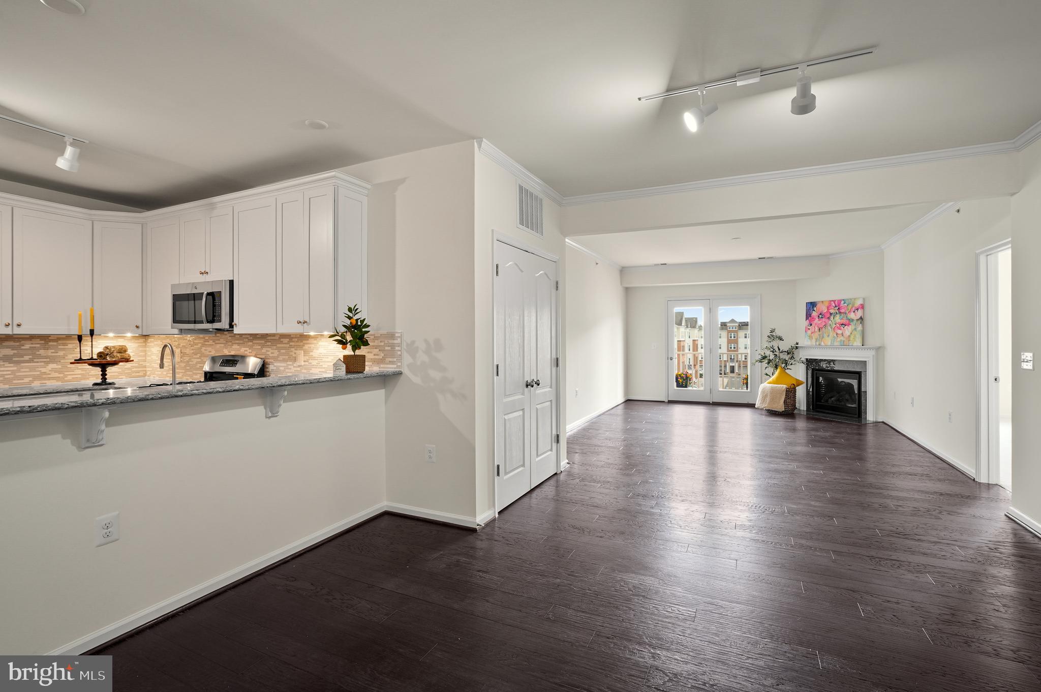 41900 METAMORPHIC SQUARE 405