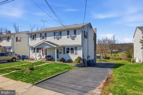 Townhouse For Sale - 87 W Park Avenue<br/> SELLERSVILLE, PA 18960