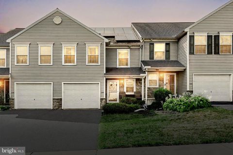 Photo of 130 Locust Run Drive, YORK, PA 17404 (MLS # PAYK2089238)