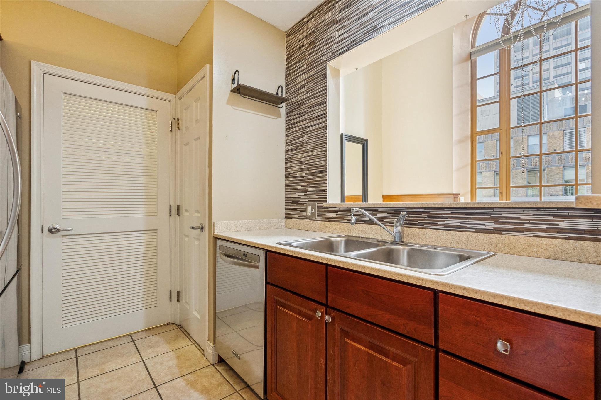 LOGAN SQUARE - Residential