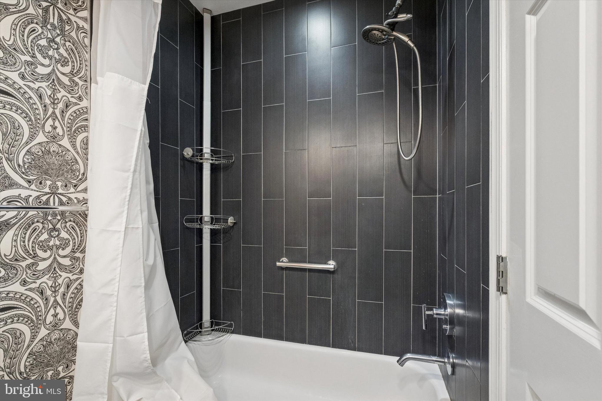 LOGAN SQUARE - Residential