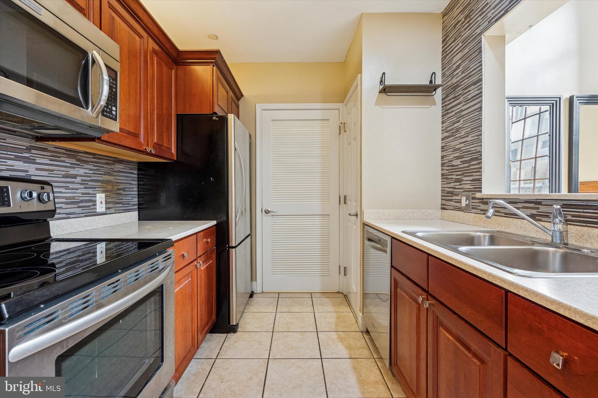 LOGAN SQUARE - Residential