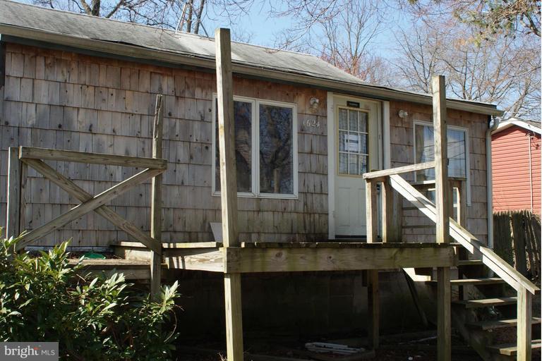 WOODLAND BEACH - Residential