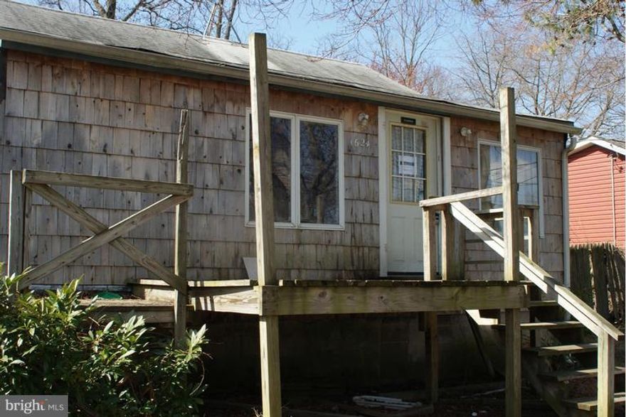 AUCTION EVENT: BIDS ACCEPTED THROUGH HOMESEARCH 8/23/14 - 8/26/14Two bedroom, one bath Rambler. Community ramp at the end of the street( dues must be paid to have a key). Multiple beaches and water views throughout the neighborhood. Main Street shopping at South River colony only a few blocks away