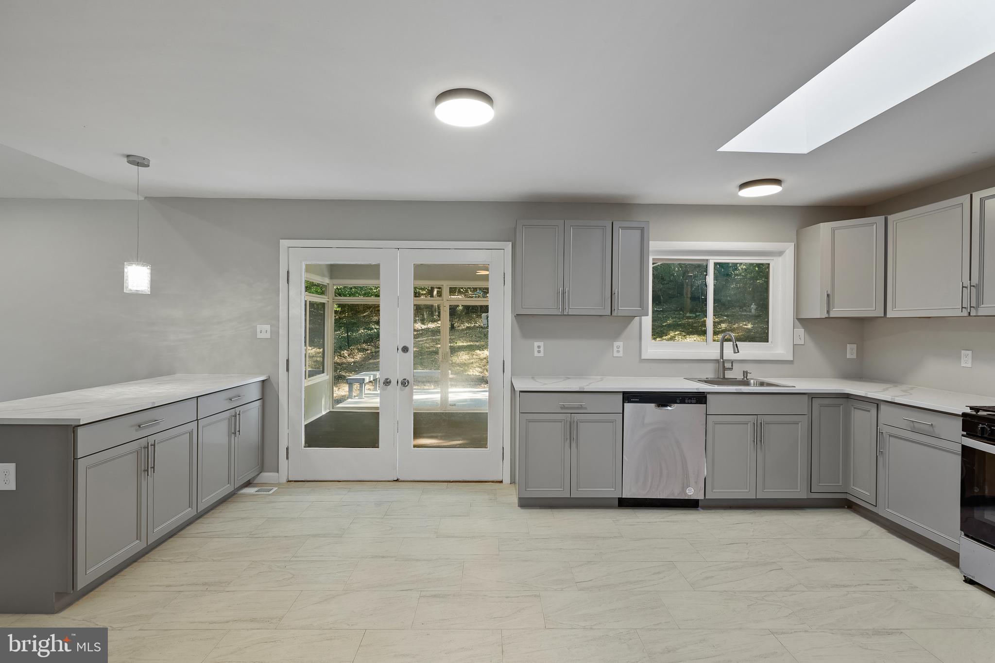 37 LAKESIDE DRIVE