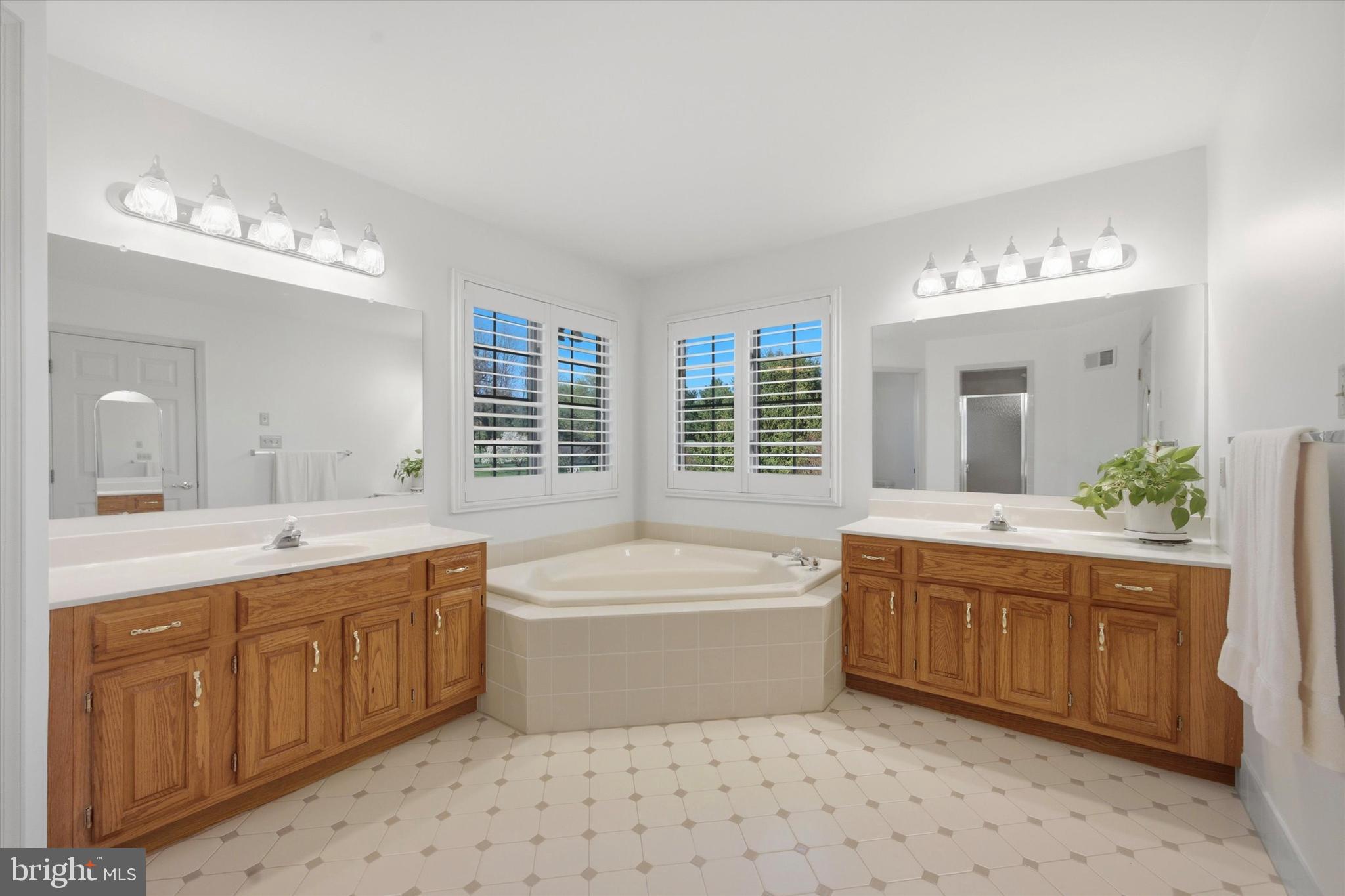 HILLCREST MDWS - Residential