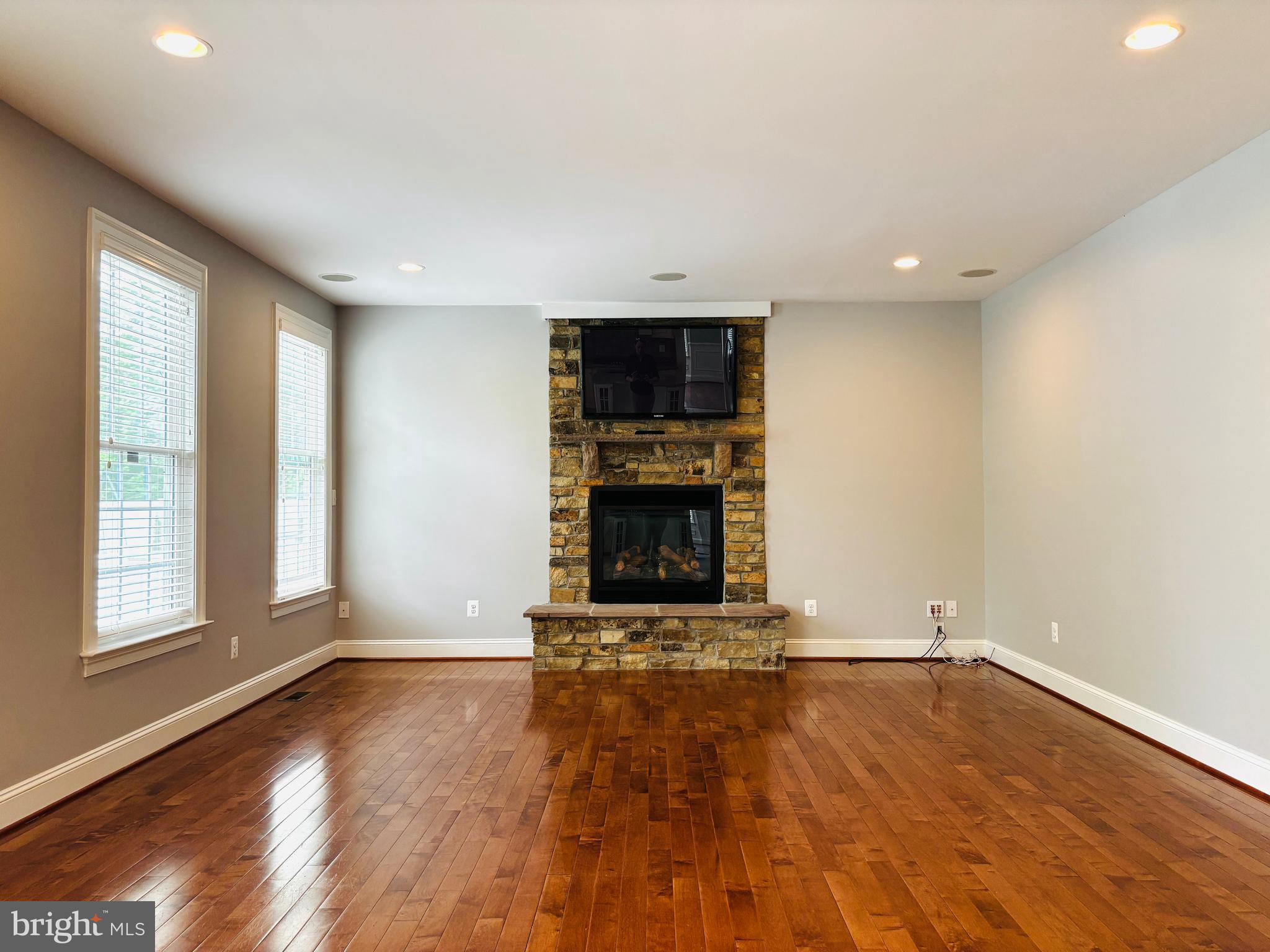 AMANDA PLACE - Residential