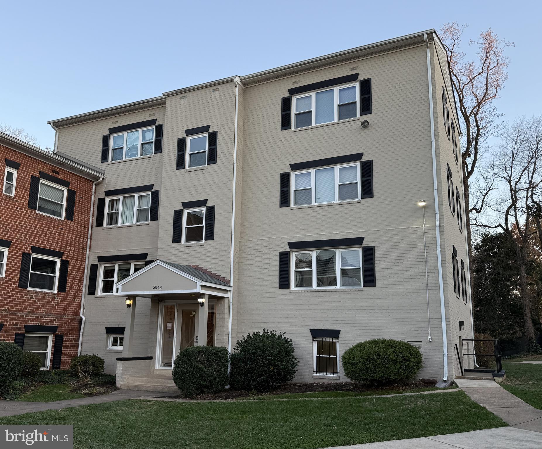 HOLLYBROOKE COND - Residential Lease