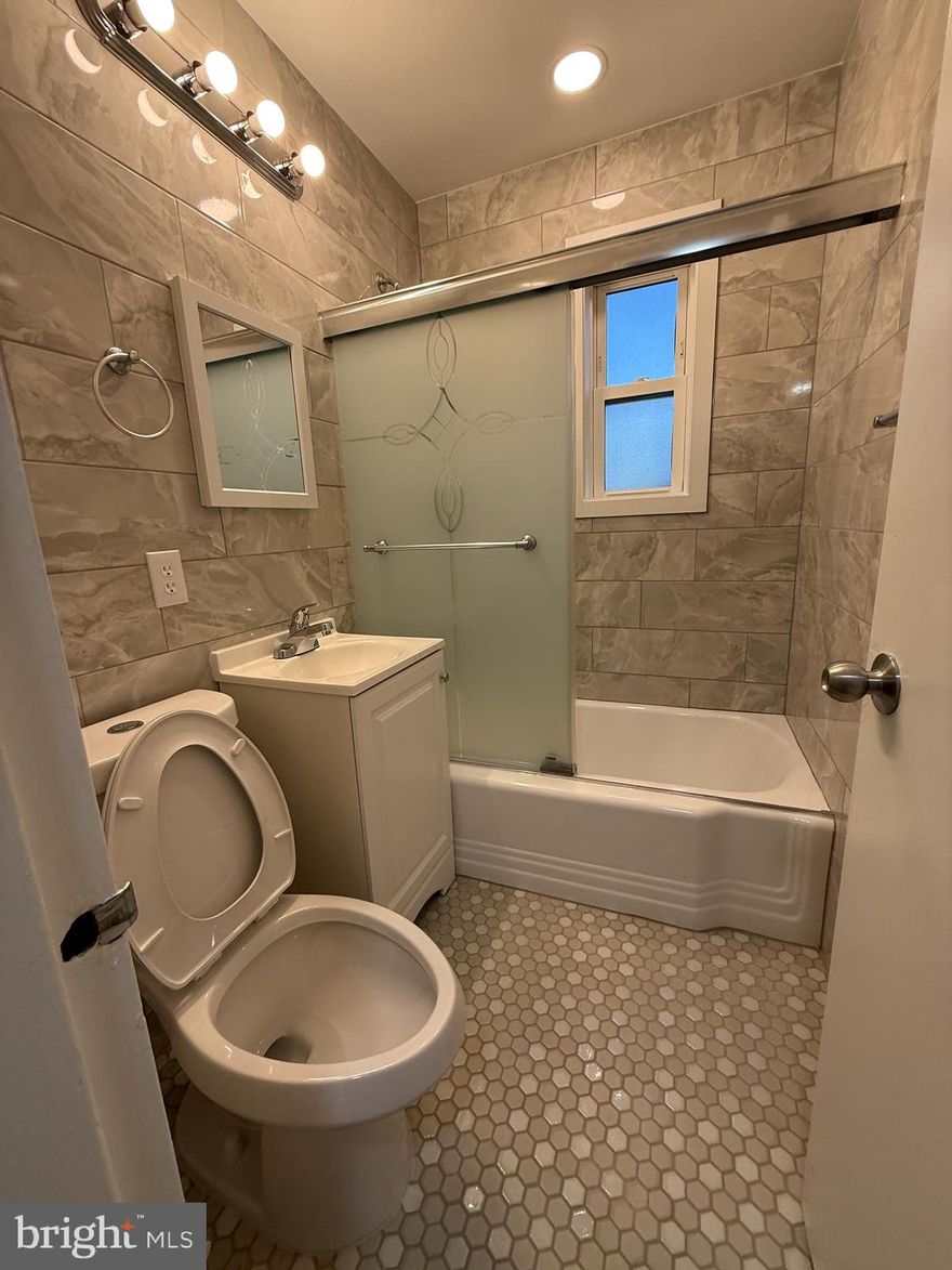 Fully remodeled unit ready for immediate occupancy. Fully tiled full bathroom, granite countertops, LVP flooring throughout. In unit laundry machine. Excellent location. Pets are on a case-by-case basis.