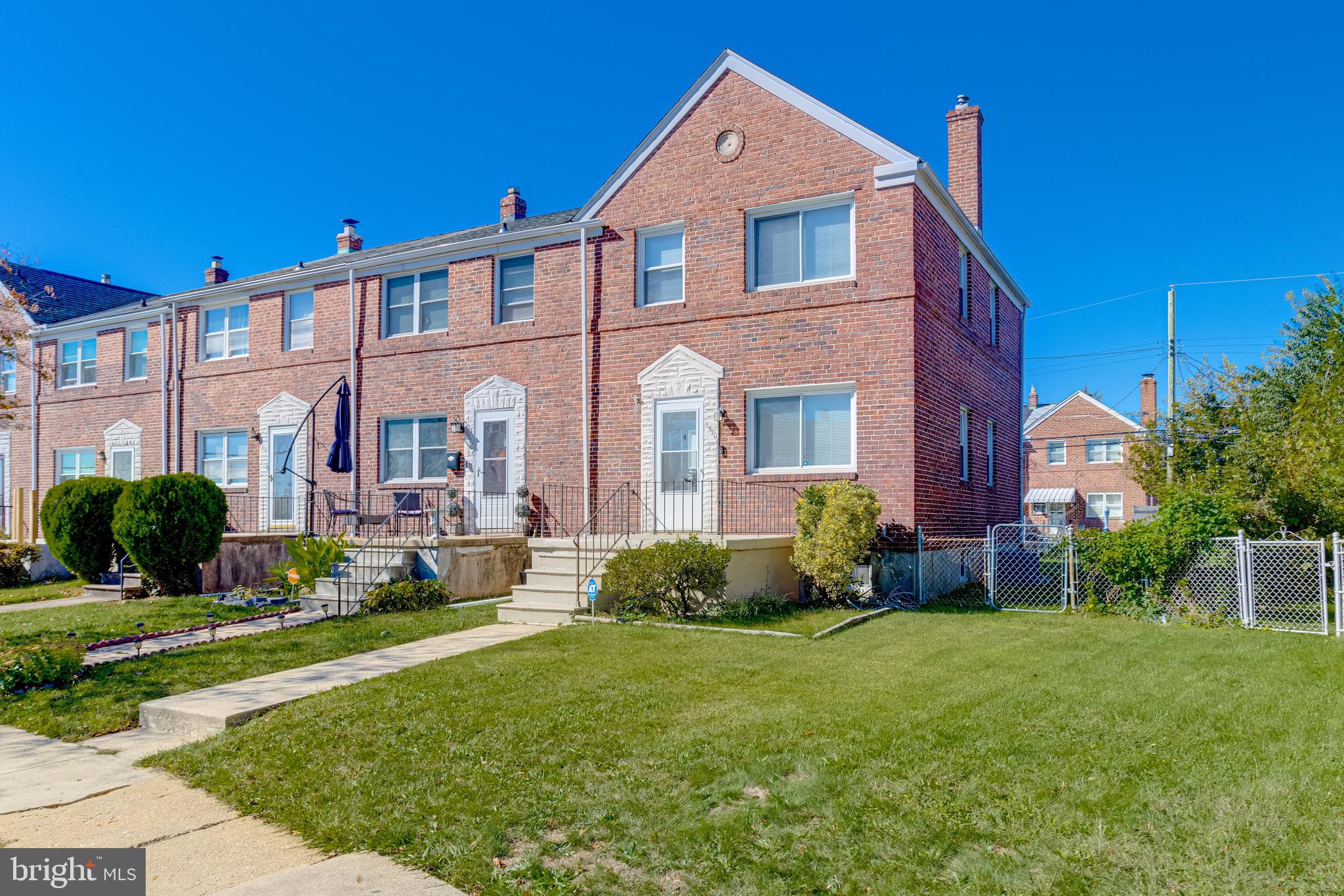 Welcome home to this beautifully maintained end-unit townhome featuring gleaming hardwood floors and modern updates throughout. Enjoy the spacious layout with 2 full bathrooms and plenty of natural light from the newer windows.
The fenced-in backyard is perfect for relaxing, entertaining, or letting pets play safely. Conveniently located close to major highways, shopping, and restaurants, this home offers both comfort and convenience.
Pets welcome case by case with a non-refundable pet fee of $250 per pet and $50 a month pet rent per pet.
Rent Spree Not accepted.