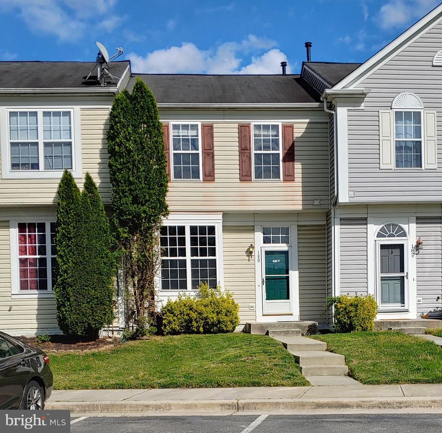 LOVELY 3 BR TOWNHOUSE WITH BEAUTIFUL HARDWOOD FLOORING THROUGHOUT MAIN LEVEL**CONVENIENT LOCATION & FANTASTIC COMMUNITY AMENITIES**PREFER NO SMOKING & NO PETS, WILL CONSIDER CASE BY CASE THOUGH**
