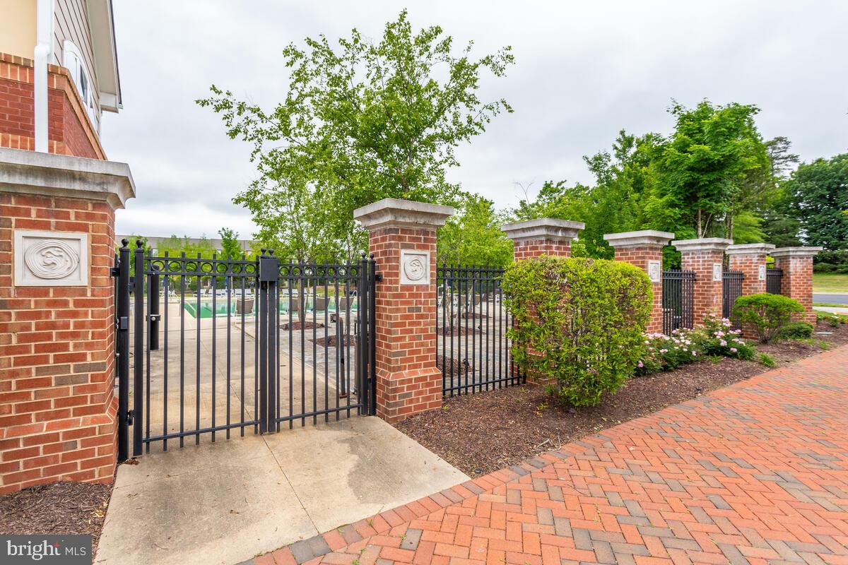 WESTCHESTER SQUARE - Residential