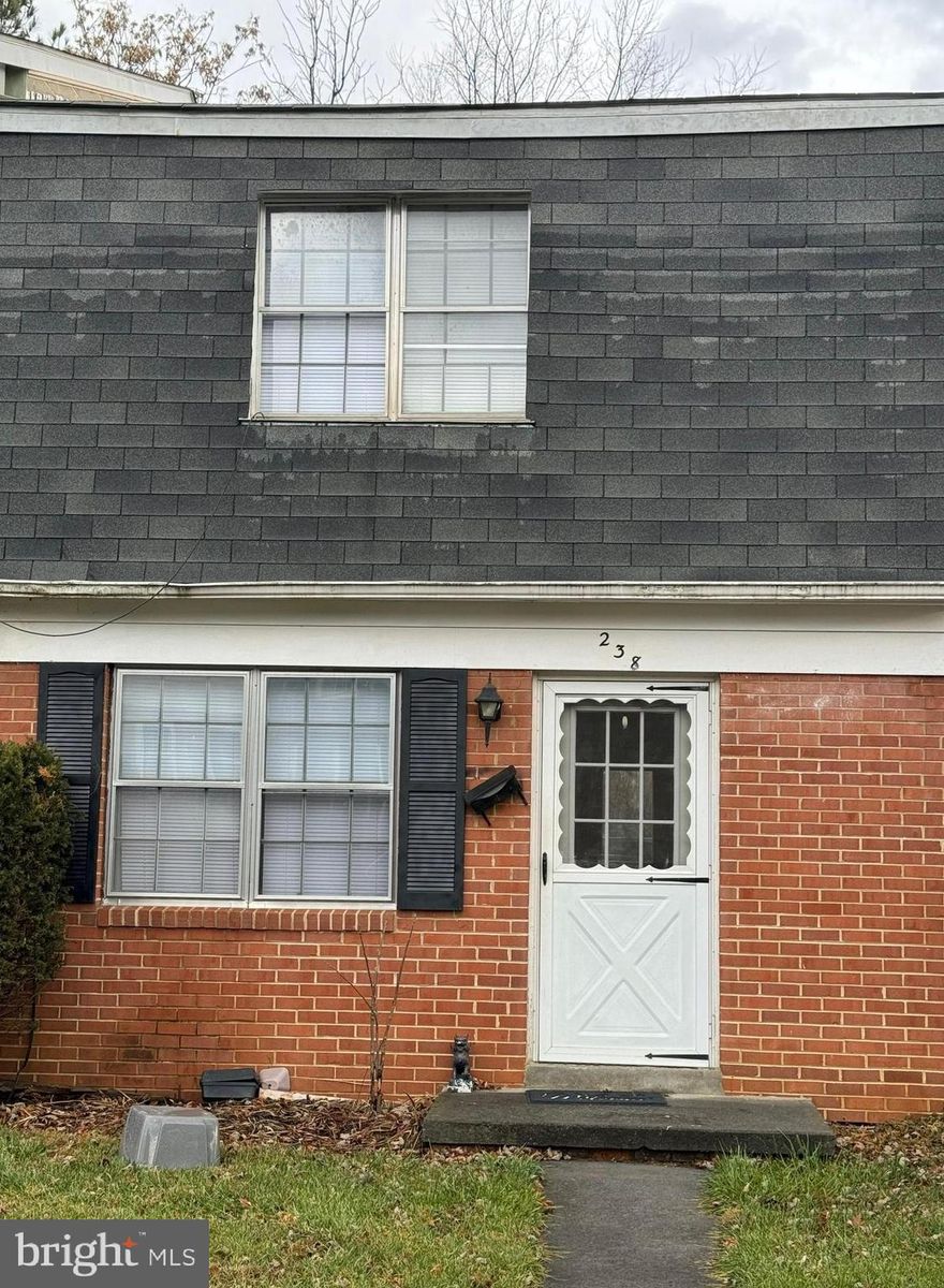 2 level 2 bedroom 1.5 bath townhouse in Battletown.
NO CATS !!