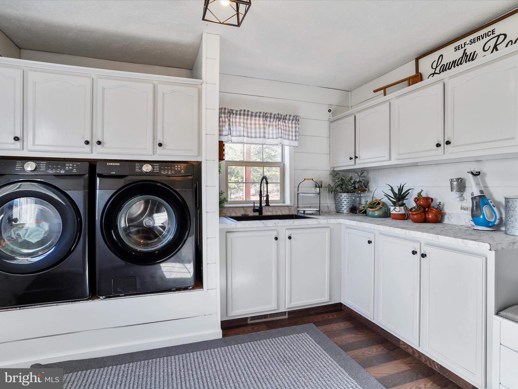 PINEPOINTE - Residential