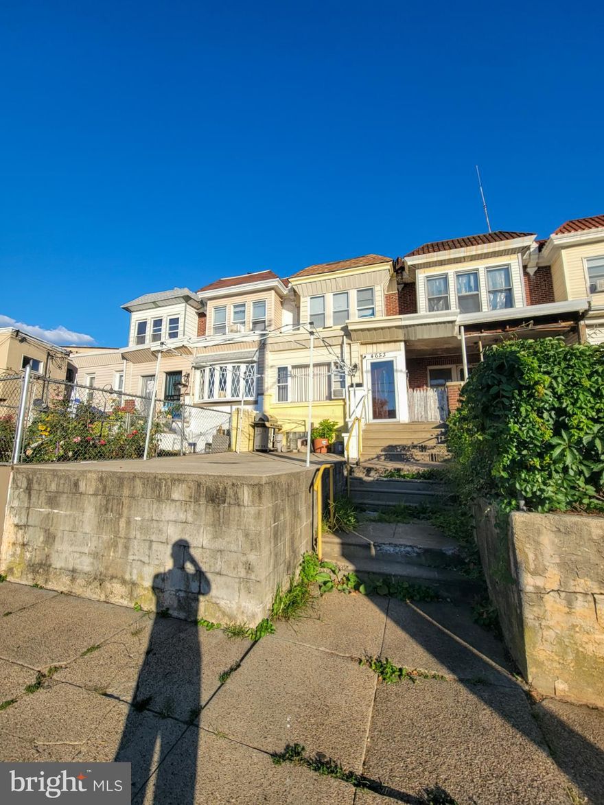 This charming 5-bedroom, 2-bathroom home offers the perfect blend of space and convenience 🏡✨. With a rear entrance for added accessibility, the property features versatile rooms that can be used as bedrooms, offices, or extra living areas, plus two full bathrooms for comfort 🚿🛋️. Whether you’re looking for a home for your family or an investment opportunity 💼📈, this property provides plenty of potential. Conveniently located near schools, shopping, and public transportation 🚇🛒, it’s a must-see—schedule your showing today! 📅🔑