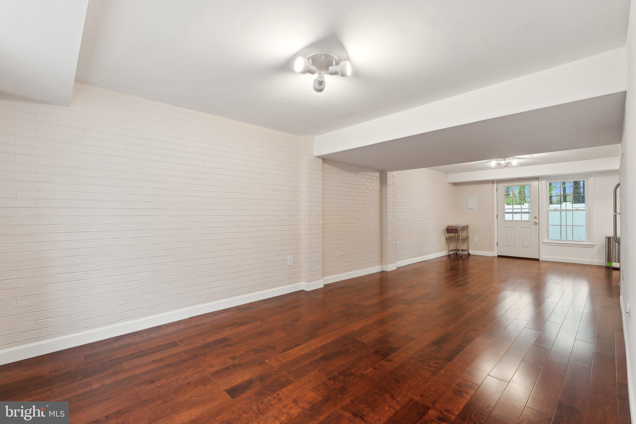 PINEWOOD LAKE - Residential Lease