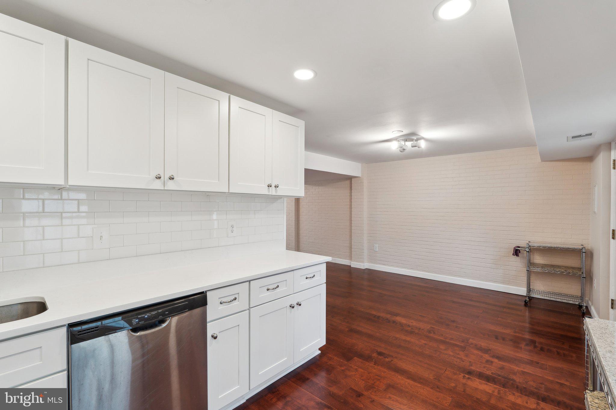 PINEWOOD LAKE - Residential Lease