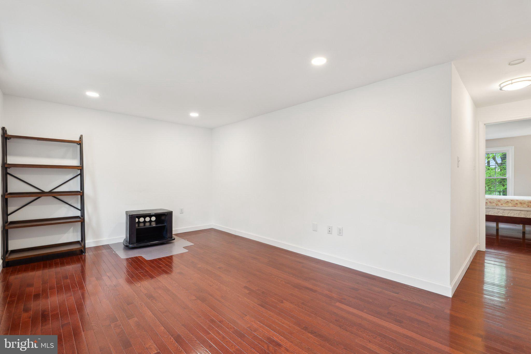 PINEWOOD LAKE - Residential Lease