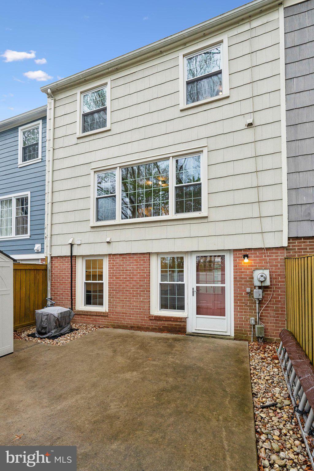 PINEWOOD LAKE - Residential Lease