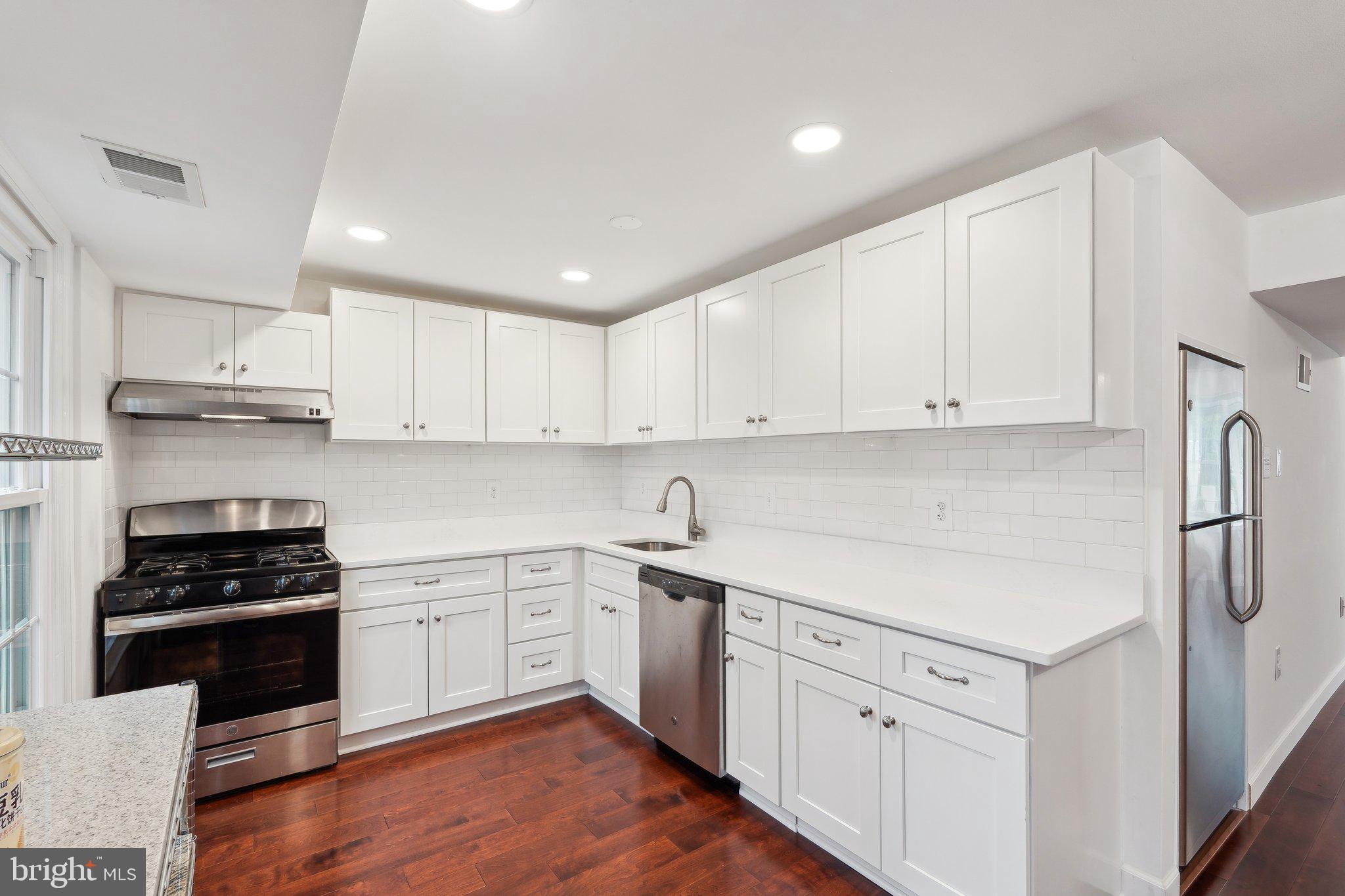 PINEWOOD LAKE - Residential Lease