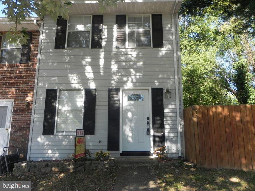 Lovely end unit town home near Old Town Warrenton and close to 29. Beautifully maintained fenced yard, stackable W/D in unit, pets allowed on a case by case basis. Kitchen, family/dining combo, 2 bedrooms, bonus room and 1.5 bathrooms. Great rear yard with good sized deck. This one will go quickly.