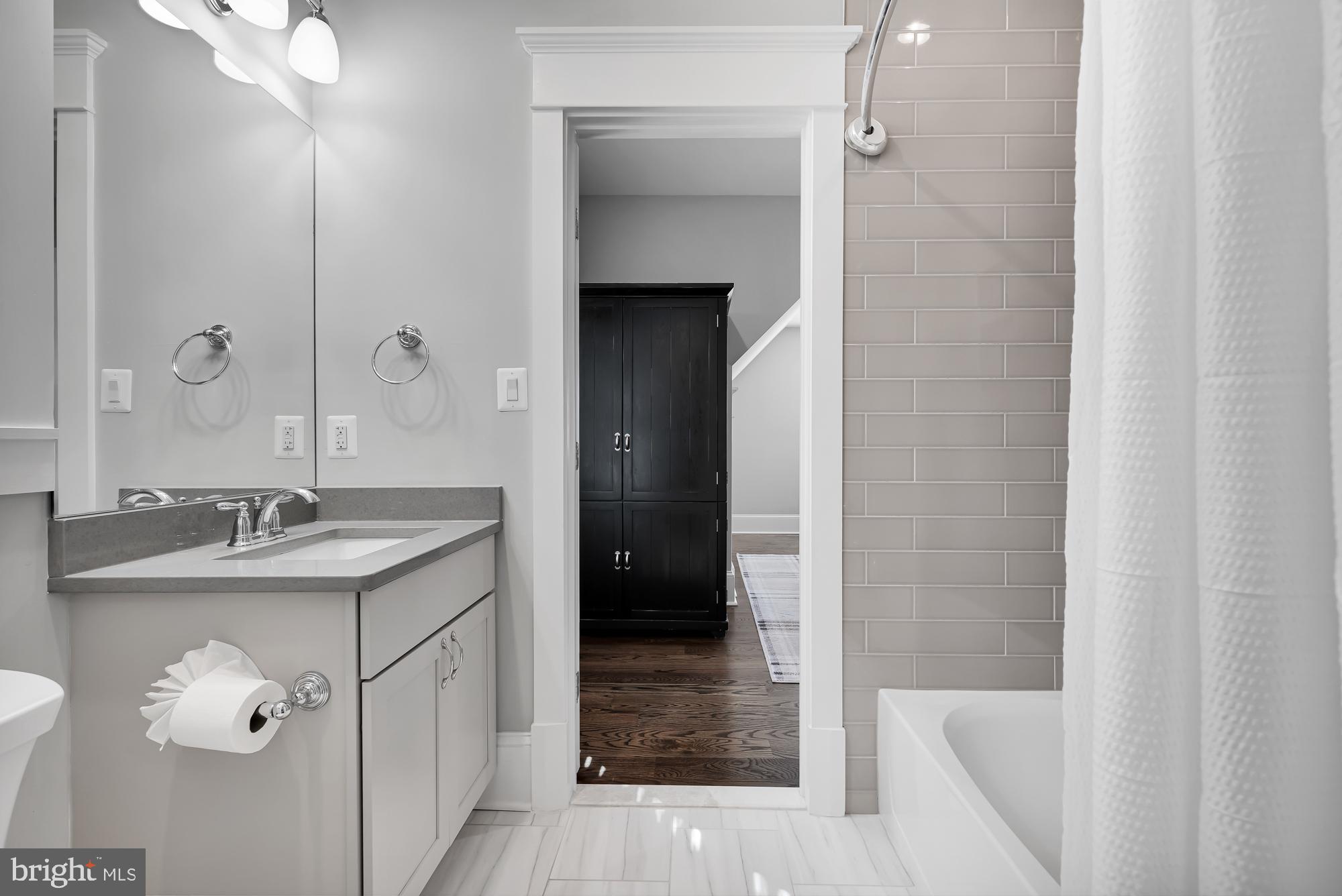 ENGLISH VILLAGE - Residential