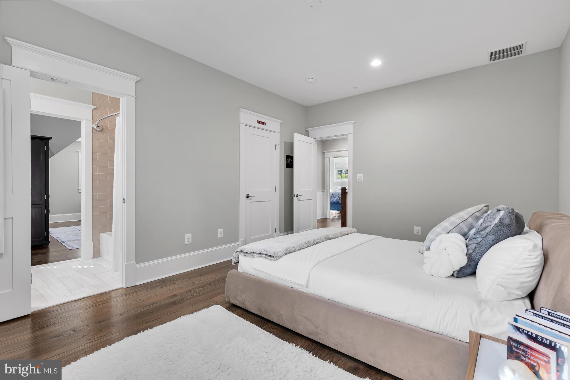 ENGLISH VILLAGE - Residential